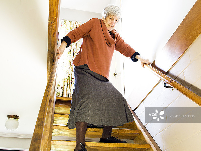 老年人与楼梯:下行图片素材