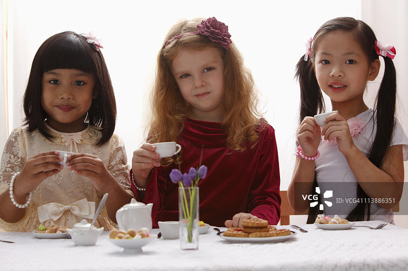 三个年轻女孩在开茶话会图片素材