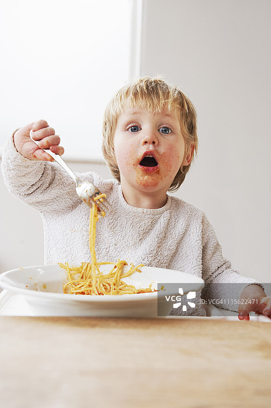 2岁男孩吃意大利面图片素材