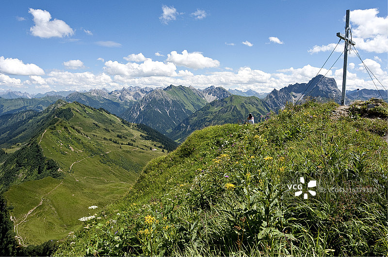 奥地利，Vorarlberg，坐在山上的女人图片素材