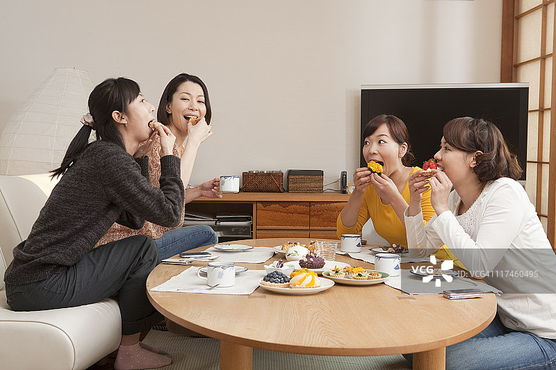 四个女人在吃蛋糕图片素材