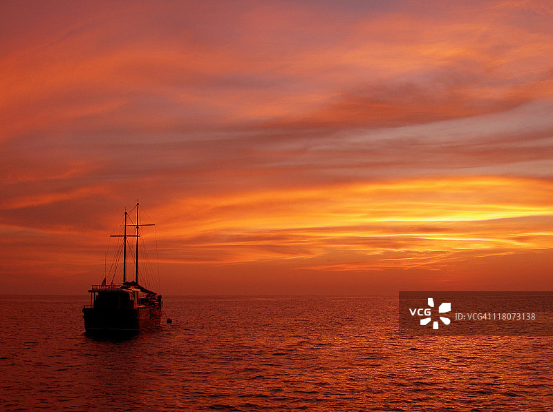 日落时分在斯米兰群岛的小船图片素材