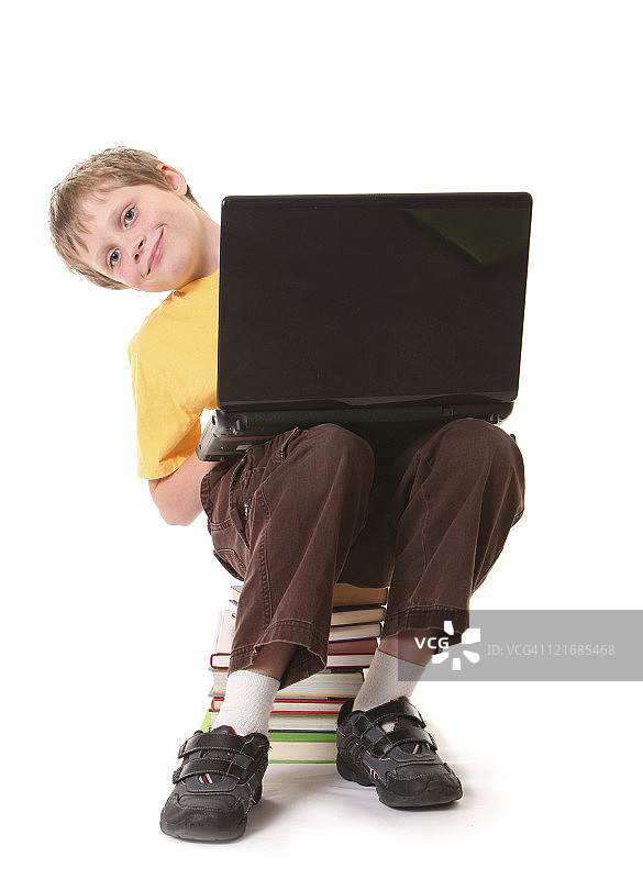 快乐男孩用笔记本电脑图片素材