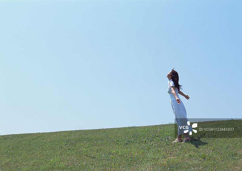 在田野里行走的女人图片素材