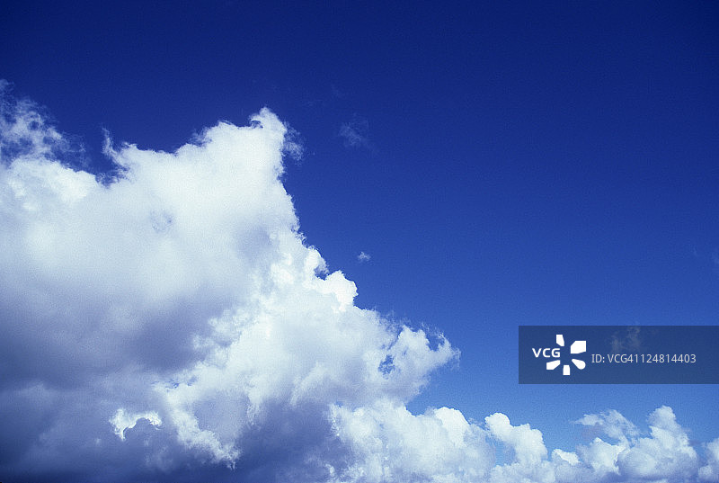 夏威夷，蔚蓝的天空点缀着浮云图片素材