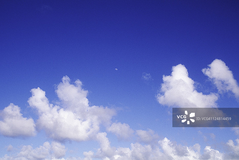 蓝天中朵朵白云。图片素材