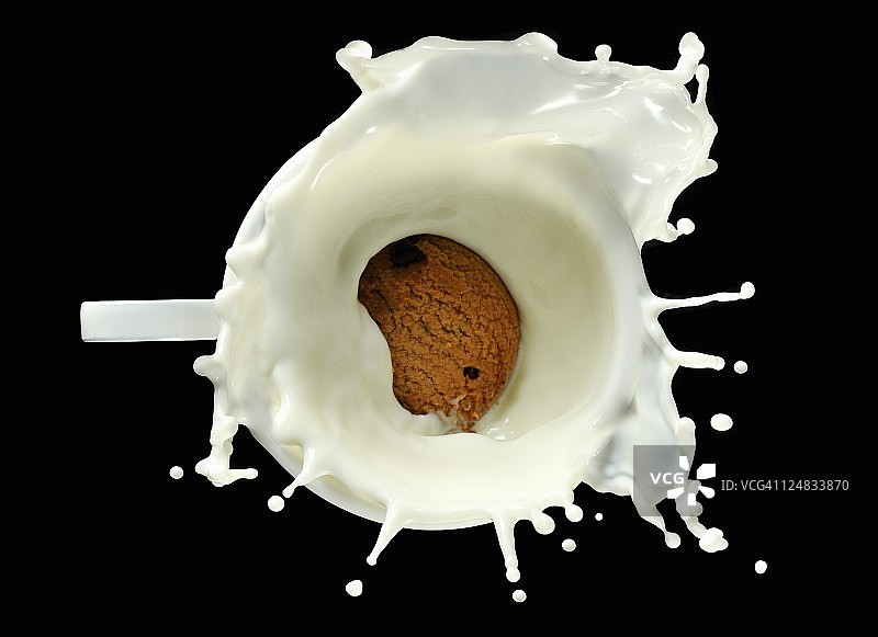 饼干溅到牛奶里，特写。图片素材