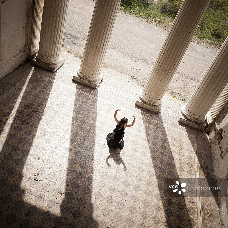 一个女人在一个古老的宫殿的地板上图片素材
