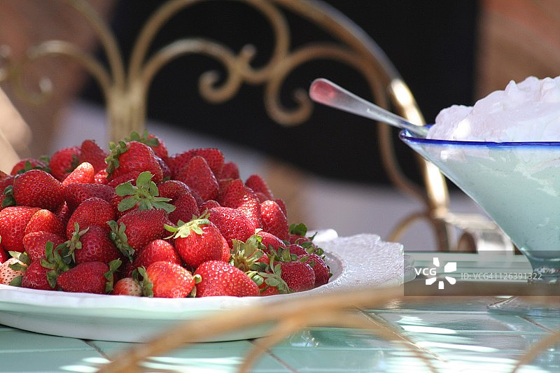 桌上装在盘子里的草莓图片素材
