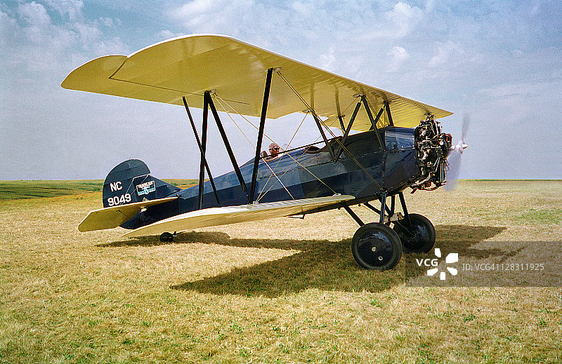 1928年在草地跑道上飞行4000架双翼飞机图片素材