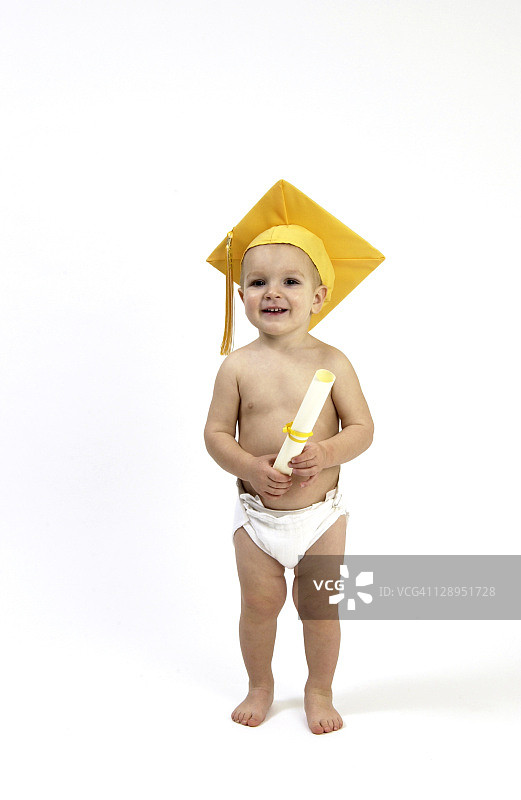 带毕业帽和毕业证书的幼童图片素材