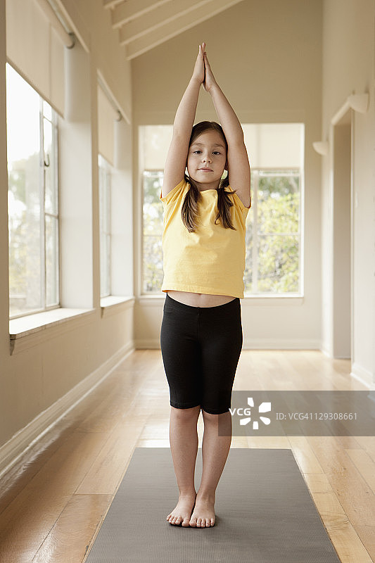 美国，加利福尼亚，贝弗利山，女孩(6-7)练习瑜伽图片素材
