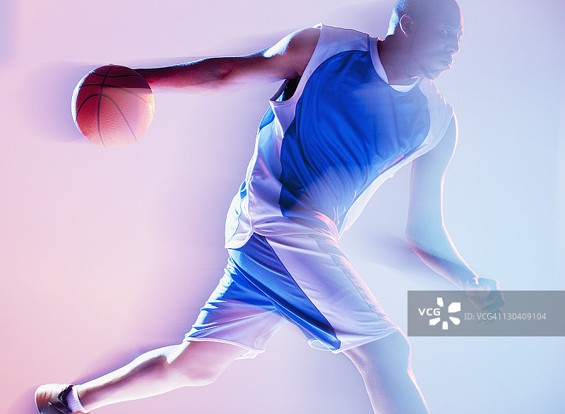 篮球运动员运球的模糊视野图片素材