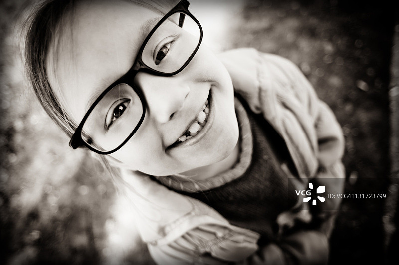 戴眼镜的可爱小女孩图片素材