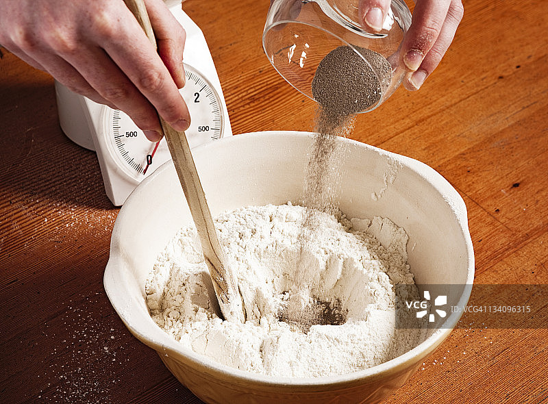 做面包:加入酵母图片素材