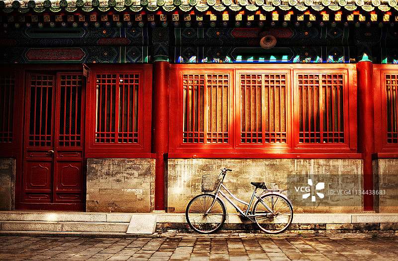 在北京孔庙的阳光下骑自行车图片素材