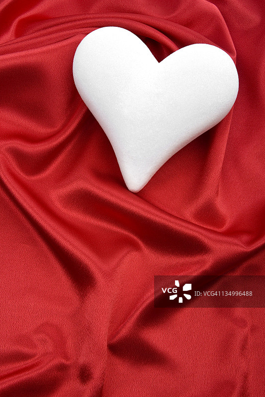 红缎子上的白心图片素材