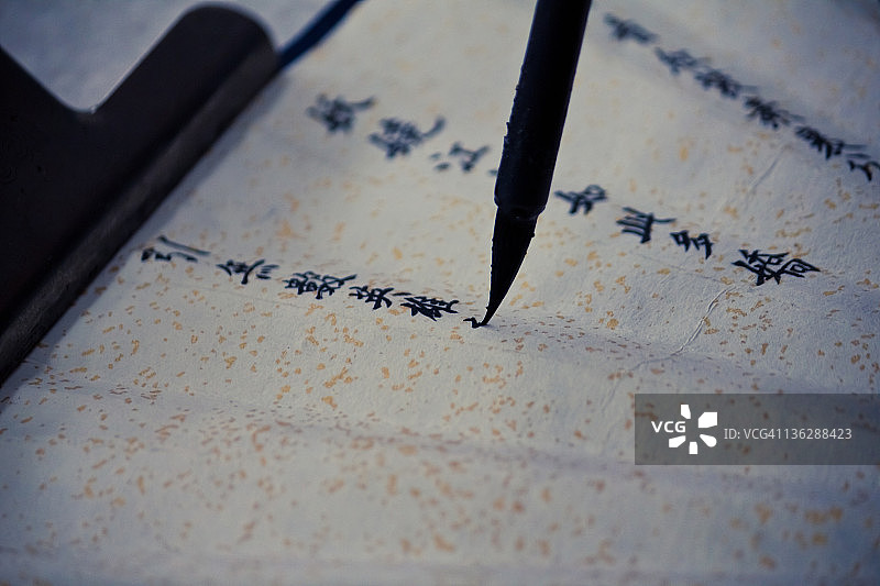 用中国书法在扇子上写诗图片素材
