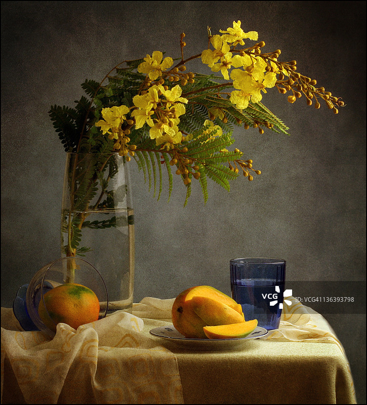 有黄花和芒果果的静物画图片素材