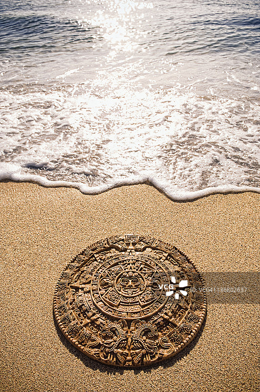 沙滩上的阿兹特克日历石雕图片素材