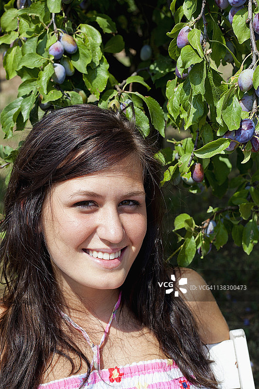 果树旁微笑的女人图片素材
