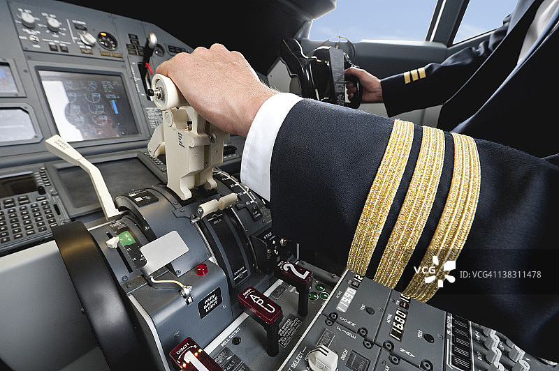 德国，巴伐利亚，慕尼黑，飞行员从飞机驾驶舱驾驶飞机图片素材