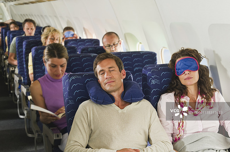 德国，慕尼黑，巴伐利亚，乘客在经济舱睡觉图片素材
