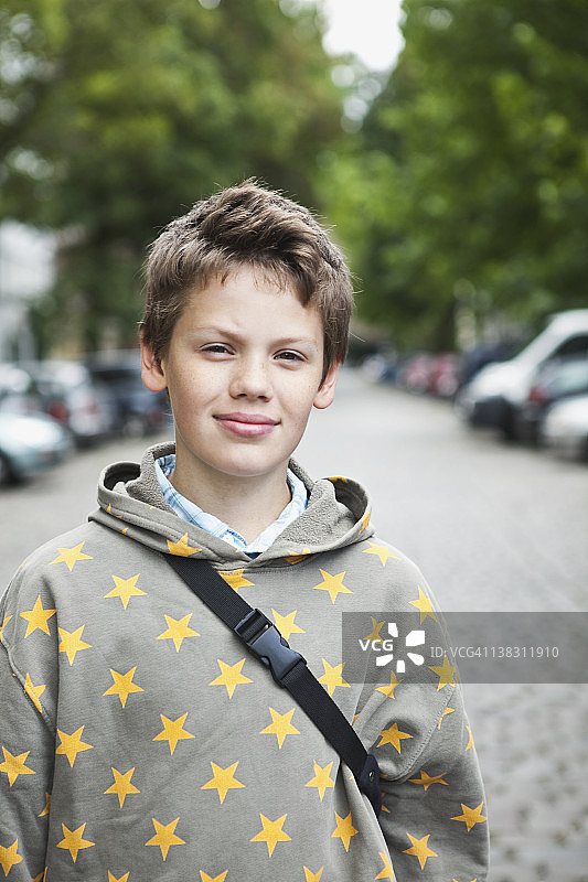 德国，柏林，男孩站在街上图片素材