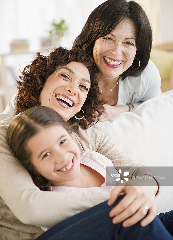 孙女，母亲和女儿拥抱在一起图片素材