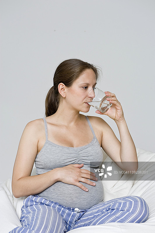 孕妇喝一杯水图片素材
