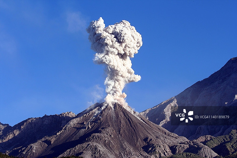 2005年12月12日，危地马拉圣玛利亚火山圣亚圭托火山喷发出火山灰云。图片素材