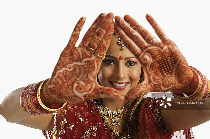 一个新娘的肖像显示指甲花装饰的手掌图片素材