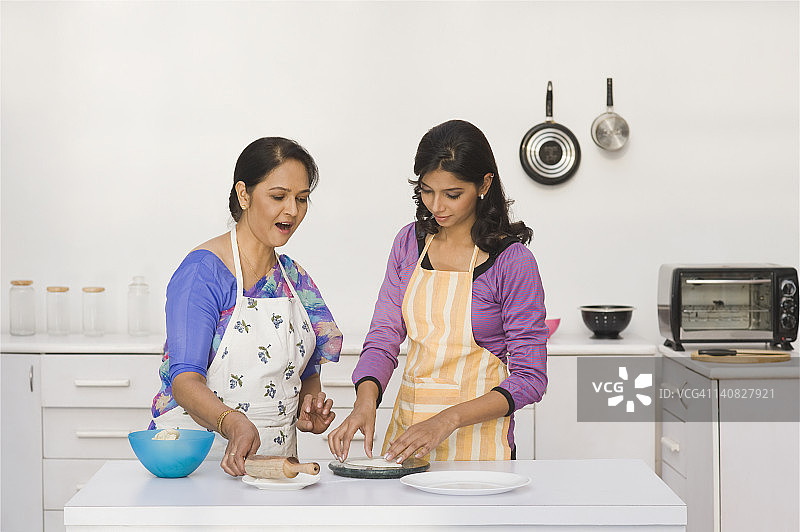 一个女人和她的妈妈在厨房做饭图片素材