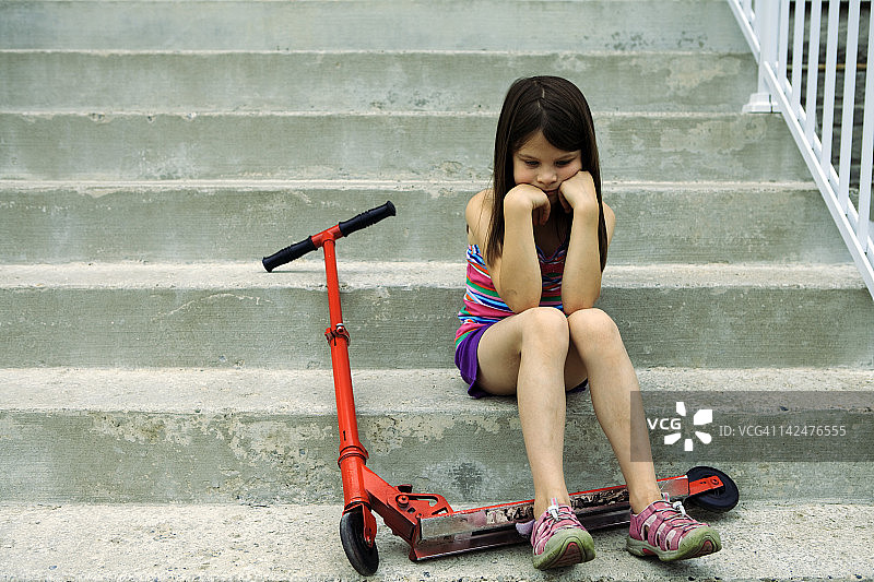 骑滑板车的女孩图片素材