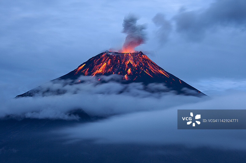 通古拉瓦火山在黄昏爆发图片素材