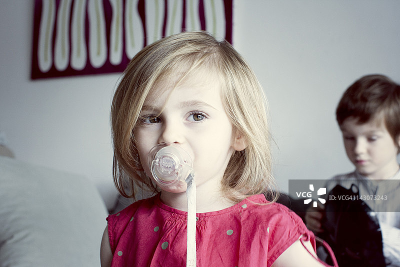 小女孩在吸奶嘴图片素材