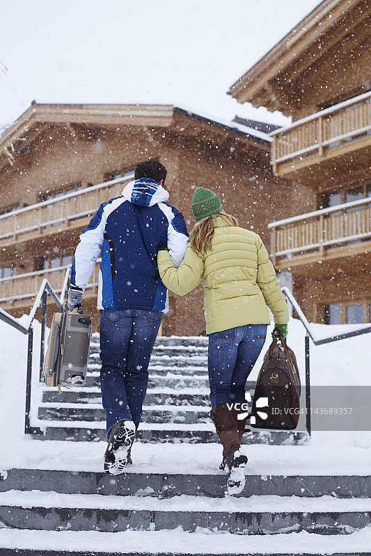 在雪地里走在一起的情侣图片素材
