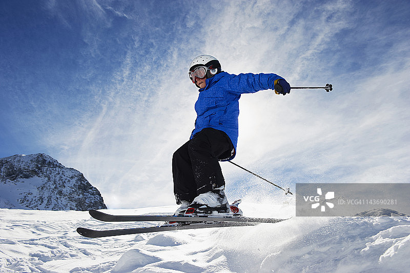 男孩在雪山边滑雪图片素材