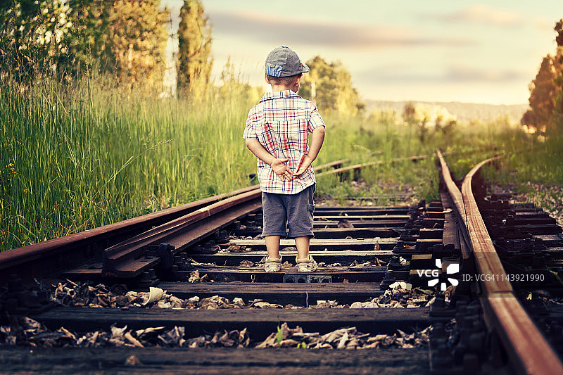 男孩在等火车图片素材