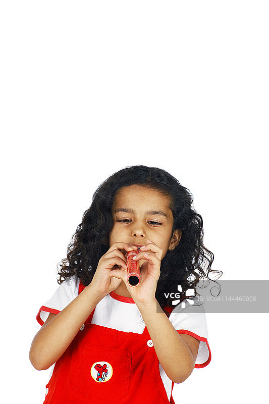 一个吹笛子的女孩的肖像图片素材