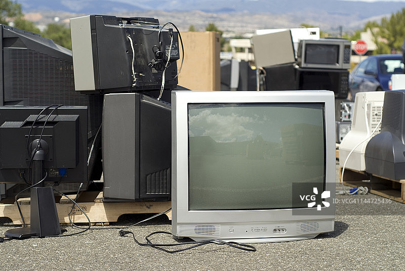 电视，电脑显示器和微波炉被回收图片素材