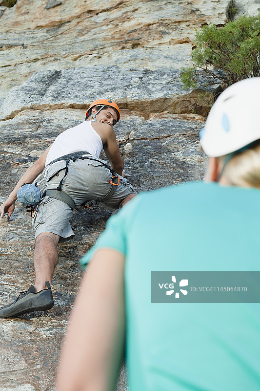 攀登陡峭岩壁的登山者图片素材