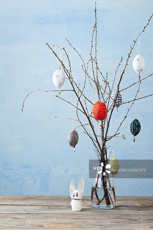 树枝上的蛋形装饰图片素材