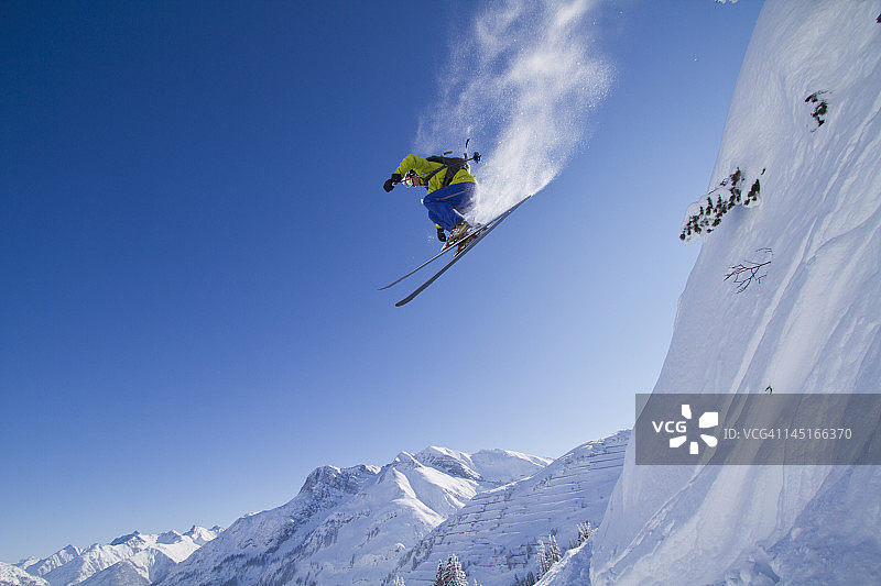 奥地利，阿尔伯格，沃斯，中年男子滑雪图片素材