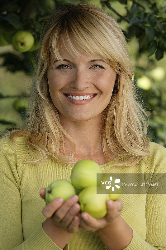 苹果树下有苹果的女人图片素材