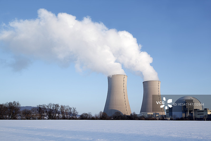冬季蒸汽冷却塔核电站(XXL)图片素材