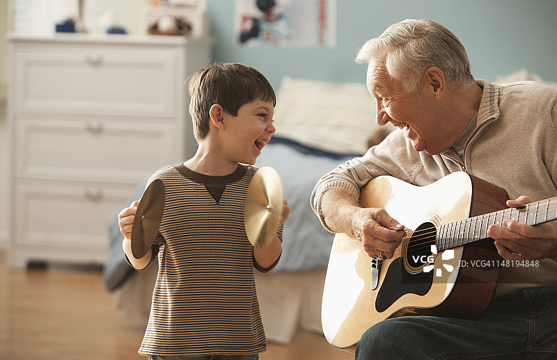 白人男子和孙子一起演奏乐器图片素材