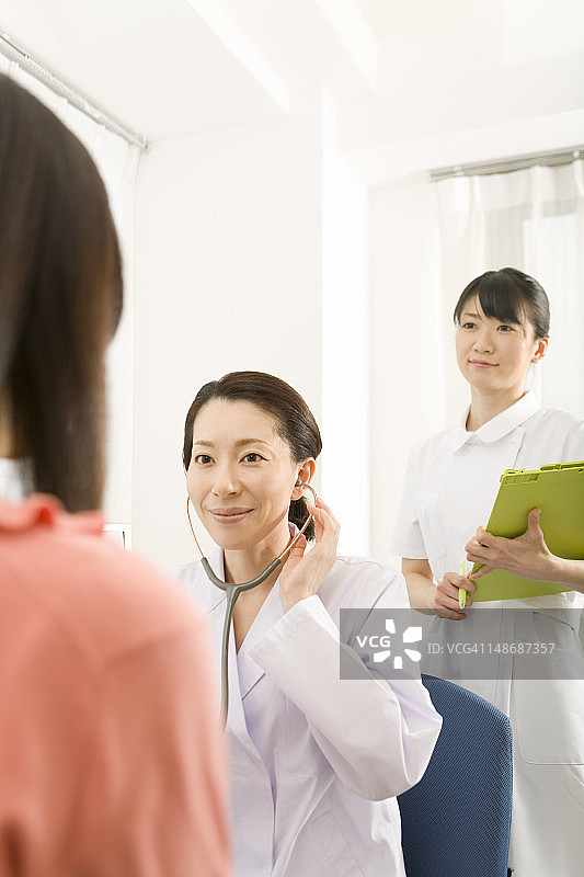 女医生用听诊器检查病人图片素材