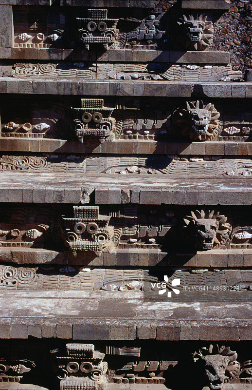 特奥蒂瓦坎的羽蛇神殿雕刻的细节，这个有尖牙的羽毛蛇神在墨西哥随处可见图片素材