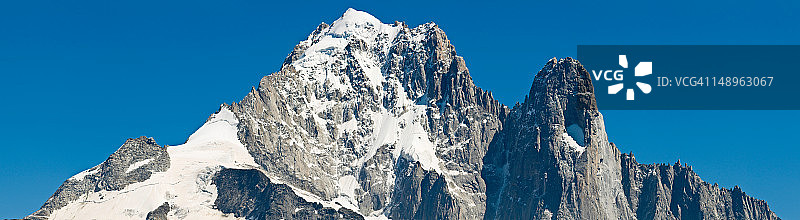 雪帽山峰戏剧性的岩石尖顶图片素材
